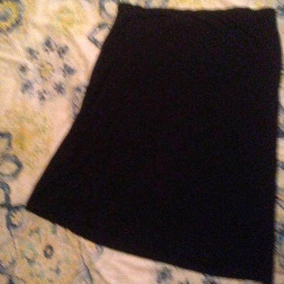 G.A.P super soft black skirt💚 - Picture 2 of 3